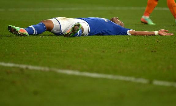 Il peruviano Farfan a terra: Schalke 04 al tappeto. Afp